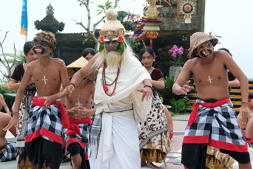 Parade Seni, di Desa Candikuning, Tabanan, Bali, Sabtu (12/7). [astakom/str-Putu Yuka]