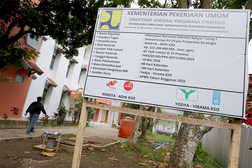 Proses pengerjaan proyek renovasi Sekolah Rakyat, di Poltekesos Bandung, Jawa Barat, Senin (7/7). [astakom/str-Budi Yanto]