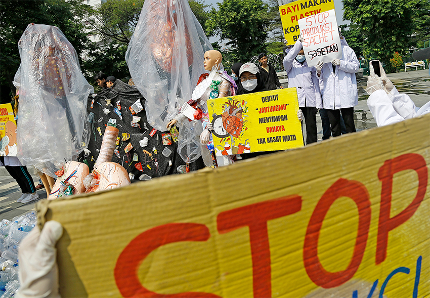 Aksi Plastic Free July 2025, di Gedung Negara Grahadi, Surabaya, Jawa Timur, Rabu (16/7). [astakom/str-Dipta Pratomo]
