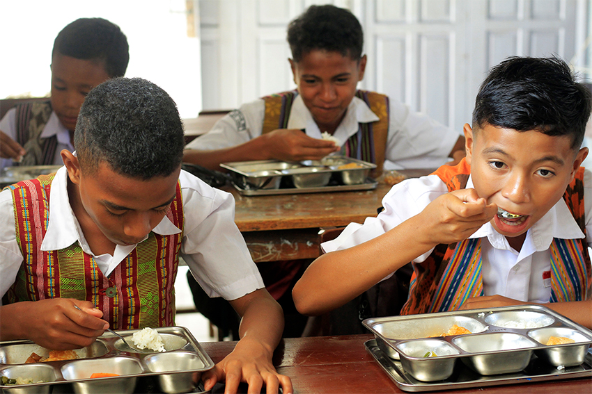 Makanan Bergizi Gratis (MBG) di SDI Osmok, Kota Kupang, NTT, Kamis (17/7). [astakom/str- Axel Olivier]
