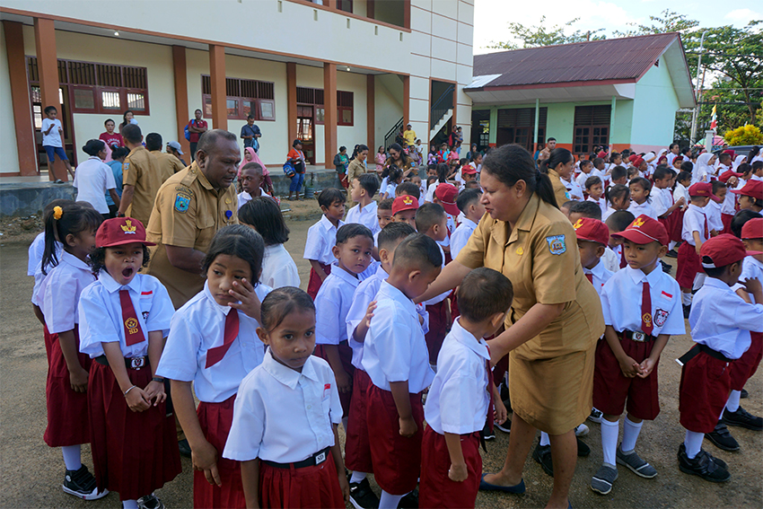 Masa Pengenalan Lingkungan Sekolah, di SD Kota Sorong, Papua Barat Daya, Senin (7/7). [astakom/str-Mumtazah]