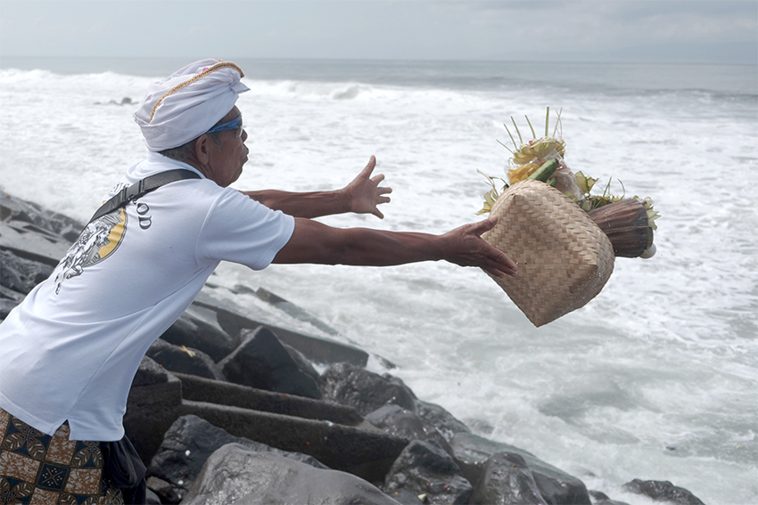 Upacara Baligia Bukhur di Pantai Masceti, Gianyar, Bali, Senin (28/7). [astakom/str-Putu Yuka]