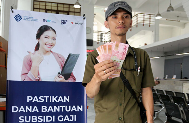 Pencairan BSU di Kantor Pos Pusat Bandung, Jawa Barat, Jumat (11/7). [astakom/str-Budi Yanto]