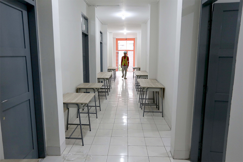 Proses pengerjaan proyek renovasi Sekolah Rakyat, di Poltekesos Bandung, Jawa Barat, Senin (7/7). [astakom/str-Budi Yanto]