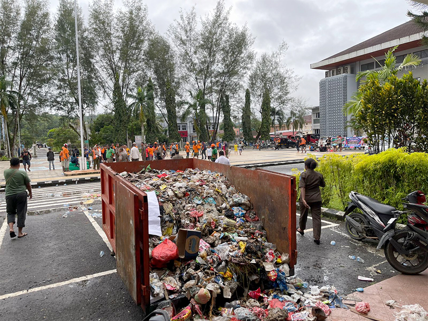 Unjuk Rasa di Kantor Wali Kota Sorong, Papua Barat Daya, Rabu (16/7). [astakom/str-Mumtazah]