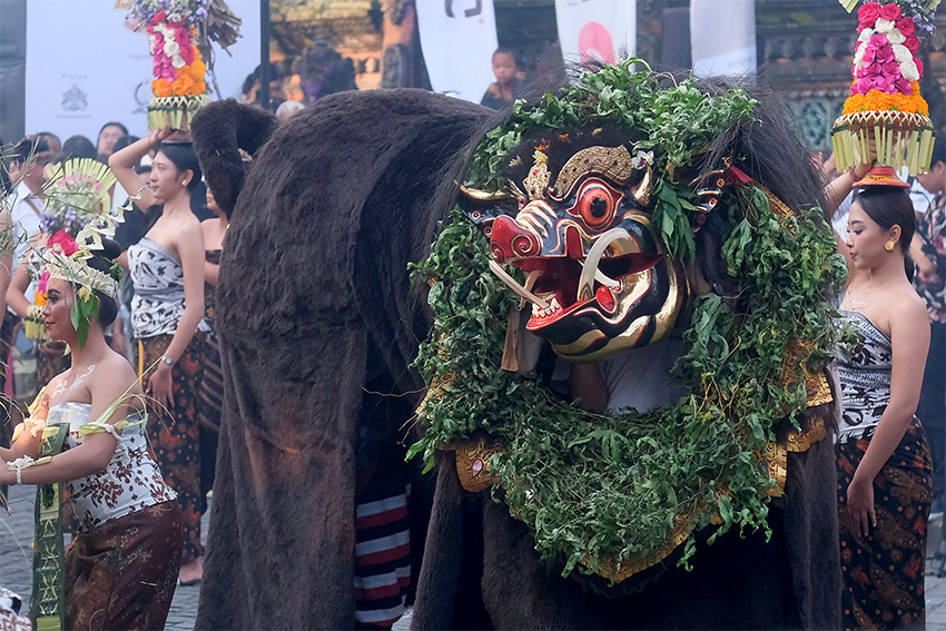 Pawai budaya di Puri Agung Peliatan, Ubud, Bali, Kamis (17/7). [astakom/str-Putu Yuka]