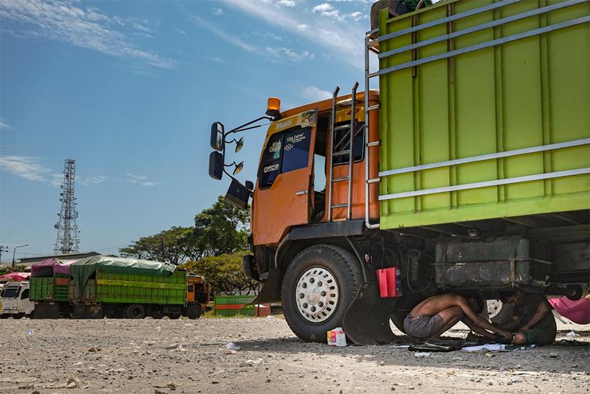 Para sopir truk, di KIMA, Makassar, Sulawesi Selatan, Senin (28/7). [astakom/str-Arfa Ramlan]