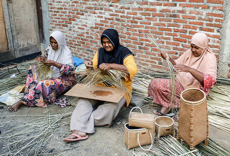 Kerajinan tangan Batang Bemban, di Aceh Besar, Kamis (31/7).[astakom/str-Wahyu Majiah]