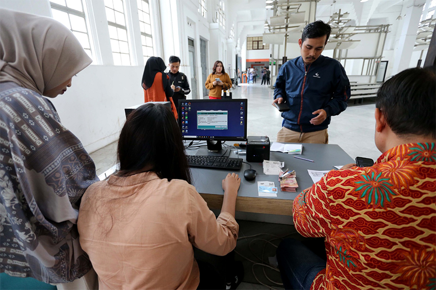 Pencairan BSU di Kantor Pos Pusat Bandung, Jawa Barat, Jumat (11/7). [astakom/str-Budi Yanto]