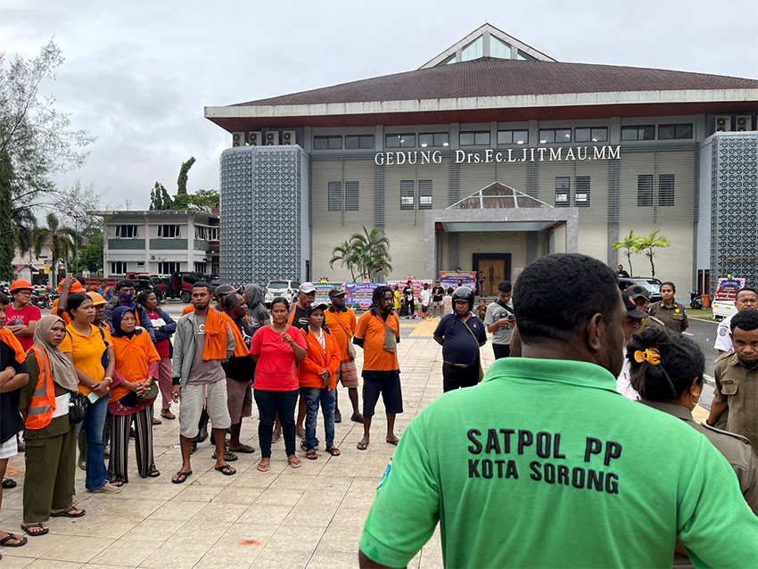 Unjuk Rasa di Kantor Wali Kota Sorong, Papua Barat Daya, Rabu (16/7). [astakom/str-Mumtazah]