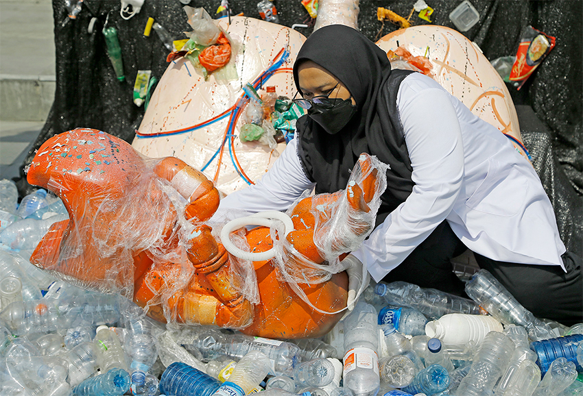 Aksi Plastic Free July 2025, di Gedung Negara Grahadi, Surabaya, Jawa Timur, Rabu (16/7). [astakom/str-Dipta Pratomo]
