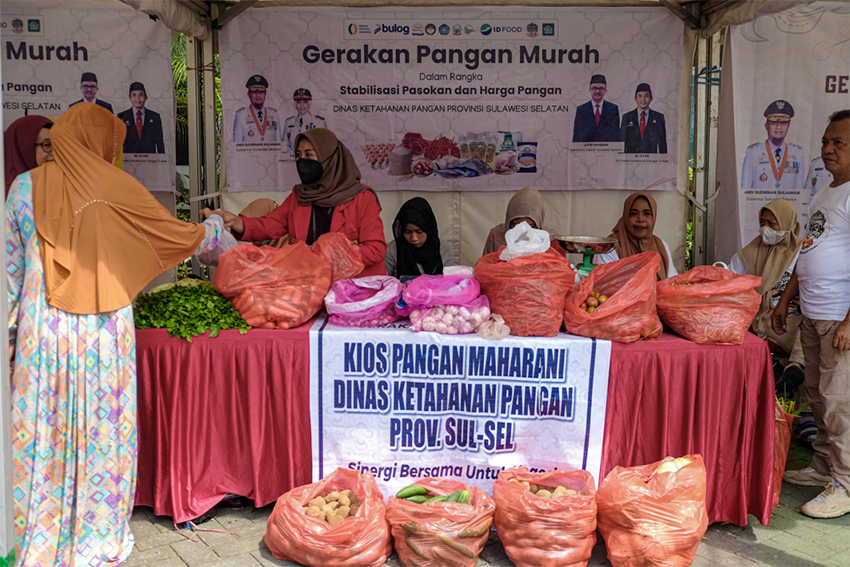 Gerakan Pangan Murah, di Makassar, Sulawesi Selatan, Selasa (22/7). [astakom/str-Arfa Ramlan]