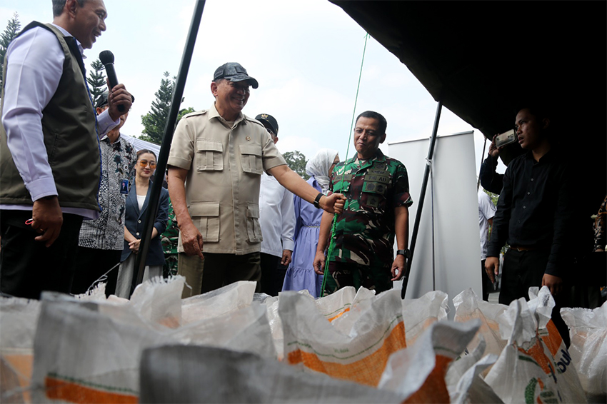Penyaluran Beras Bantuan Pangan kepada masyarakat, di Makodam III Siliwangi, Bandung, Jawa Barat, Kamis (24/7). [astakom/str-Budi Yanto]
