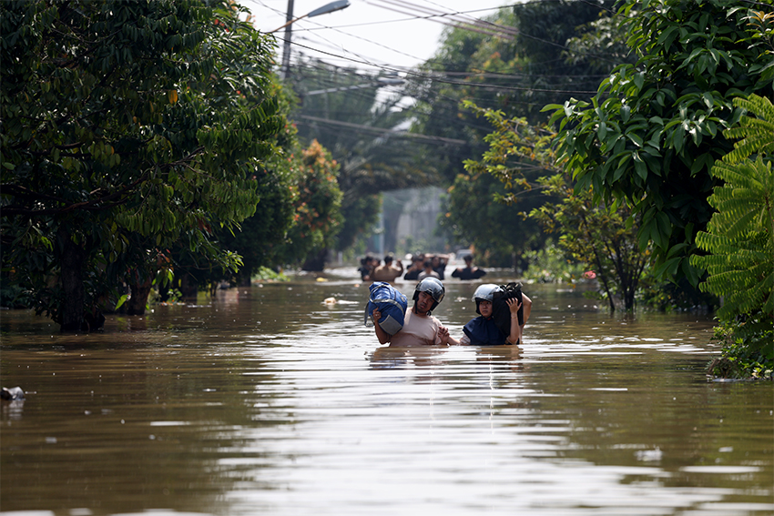 Banjir menggenangi sejumlah wilayah di Tangerang, termasuk Jalan Raya Cipondoh, Selasa (8/7). [astakom/M Maulana Nugraha Putra]