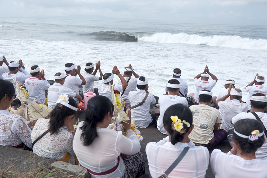 Upacara Baligia Bukhur di Pantai Masceti, Gianyar, Bali, Senin (28/7). [astakom/str-Putu Yuka]
