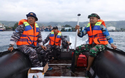 Sigap TNI AL Evakuasi 31 Penumpang Tenggelam di Selat Bali