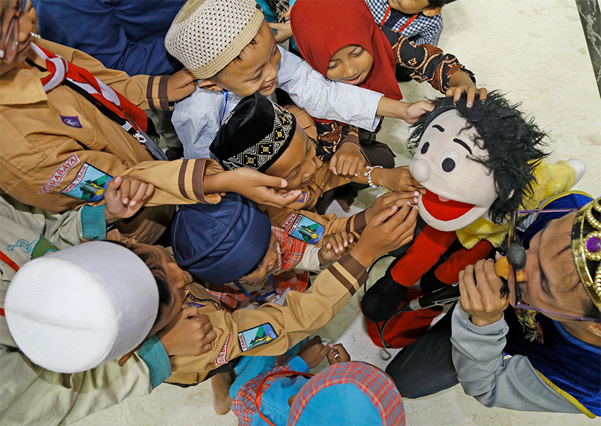 Pertunjukan dongeng interaktif, di Sekolah Dasar Islam Al Mubarok, di Surabaya, Jawa Timur, Kamis (17/7). [astakom/str-Dipta Pratomo]