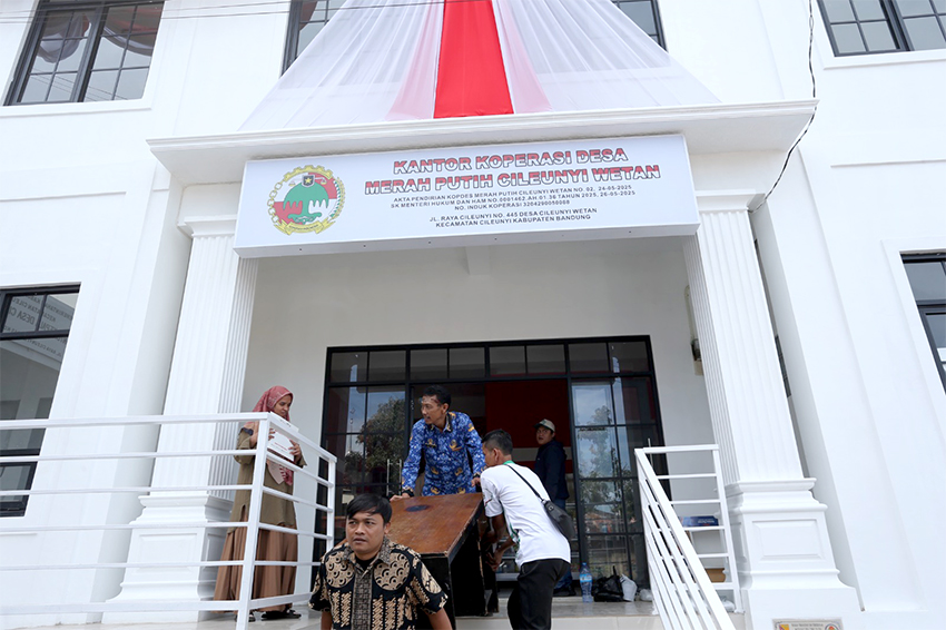 Koperasi Desa Merah Putih Cileunyi Wetan, di Kabupaten Bandung, Jawa Barat, Kamis (17/7). [astakom/str-Budi Yanto]