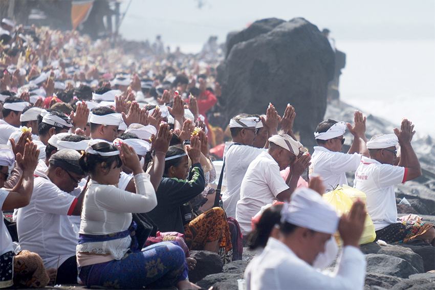 Upacara Baligia Bukhur di Pantai Masceti, Gianyar, Bali, Senin (28/7). [astakom/str-Putu Yuka]