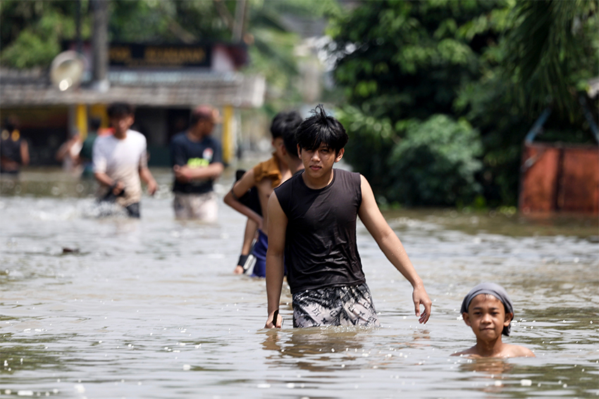 Banjir menggenangi sejumlah wilayah di Tangerang, termasuk Jalan Raya Cipondoh, Selasa (8/7). [astakom/M Maulana Nugraha Putra]