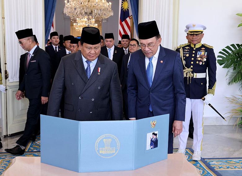 Presiden Prabowo menerima kunjungan PM Malaysia Anwar Ibrahim, di Istana Merdeka, Jakarta, Selasa (29/7). [Tim Media Presiden]