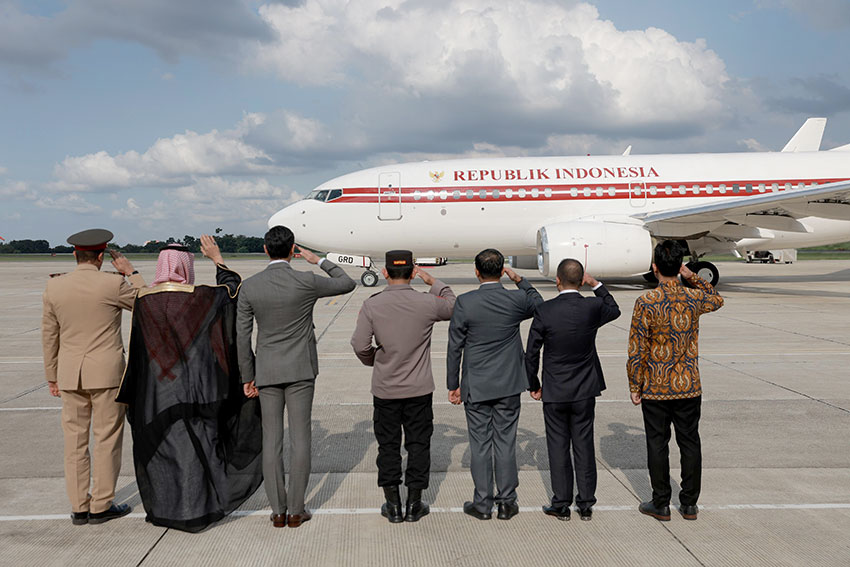 Presiden Prabowo bertolak ke Arab Saudi, dari Pangkalan Udara Halim Perdanakusuma, Jakarta, Selasa (1/7). [Tim Media Presiden]