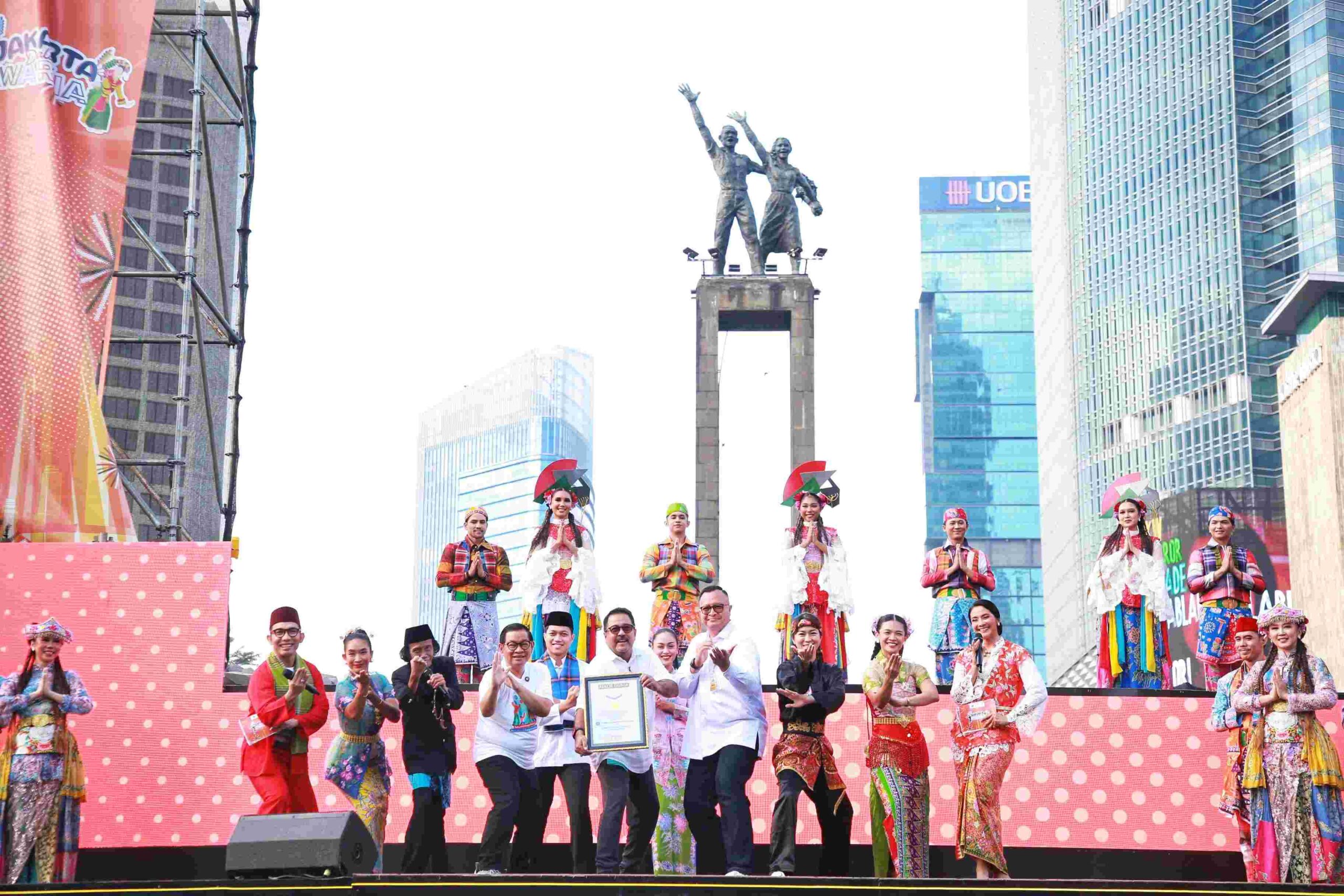 Pemprov DKI Jakarta meraih rekor MURI atas pelaksanaan "Jakarta Dalam Warna" di Bundaran HI, Jakarta, Minggu (6/7). [astakom/Pemprov DKI]