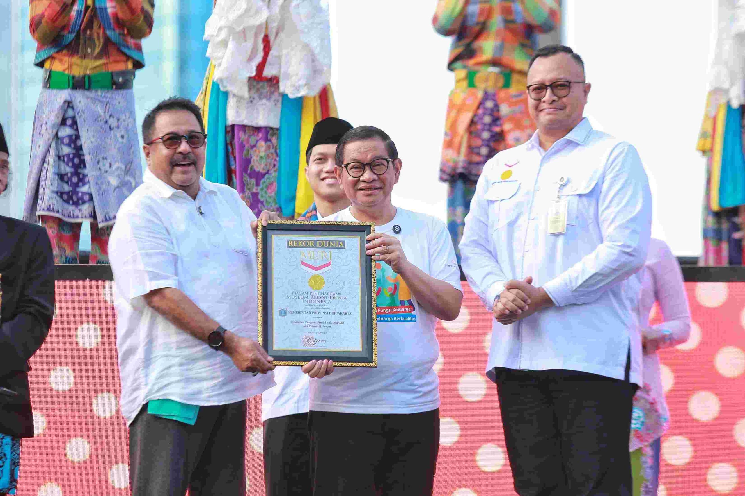 Pemprov DKI Jakarta meraih rekor MURI atas pelaksanaan "Jakarta Dalam Warna" di Bundaran HI, Jakarta, Minggu (6/7). [astakom/Pemprov DKI]
