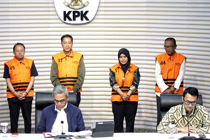 Empat tersangka dugaan korupsi di Kemnaker ditahan, di Gedung KPK, Jakarta, Kamis (17/7). [astakom/str-Antasena]