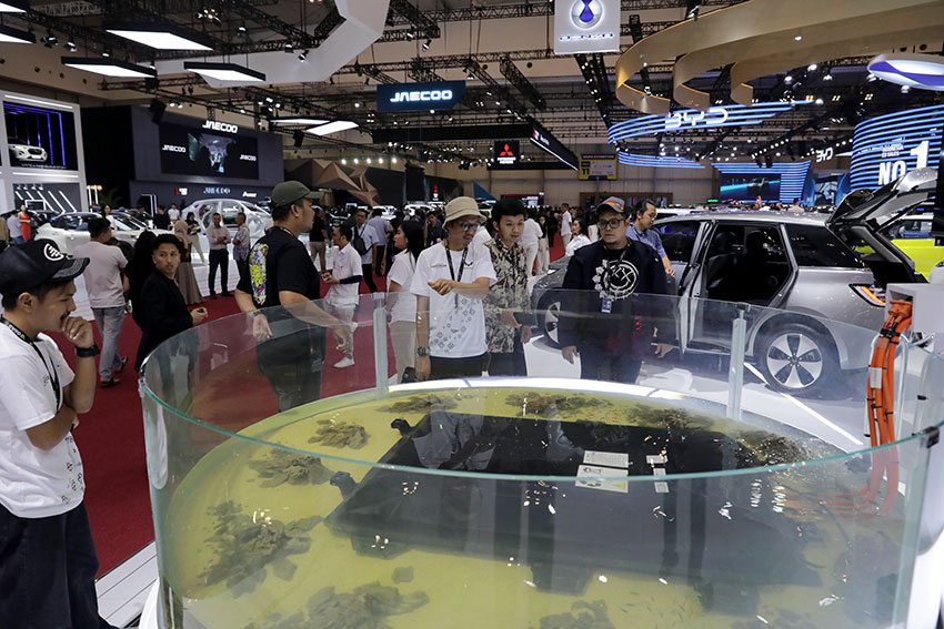 Suasana pameran automotif GIIAS 2025, di ICE BSD, Serpong, Tangerang, Banten, Kamis (24/7). [astakom/M Syauqi Amrullah]