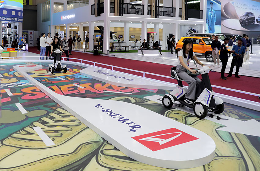 Suasana pameran automotif GIIAS 2025, di ICE BSD, Serpong, Tangerang, Banten, Kamis (24/7). [astakom/M Syauqi Amrullah]