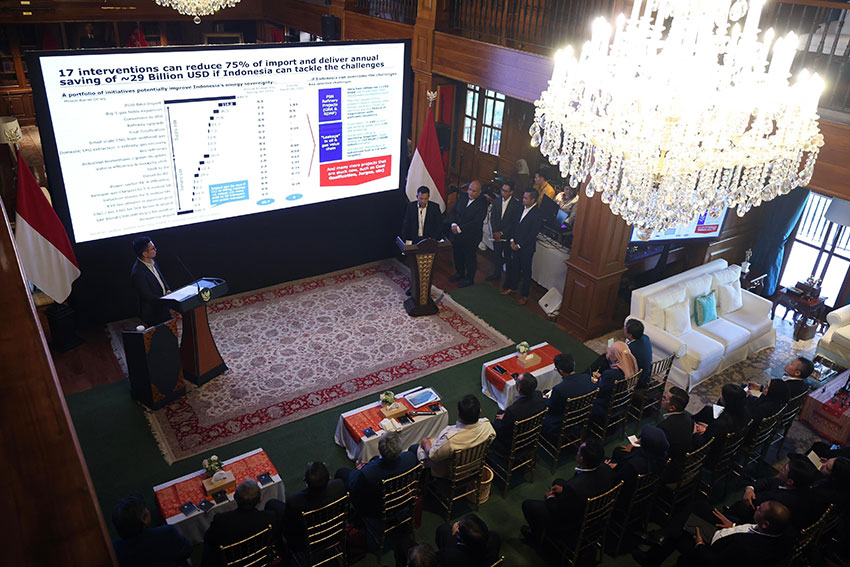 Presiden Prabowo menggelar pertemuan dengan 82 Profesional Muda, di Padepokan Garudayaksa, Hambalang, Bogor, Jawa Barat, Sabtu (26/7). [Tim Media Presiden]