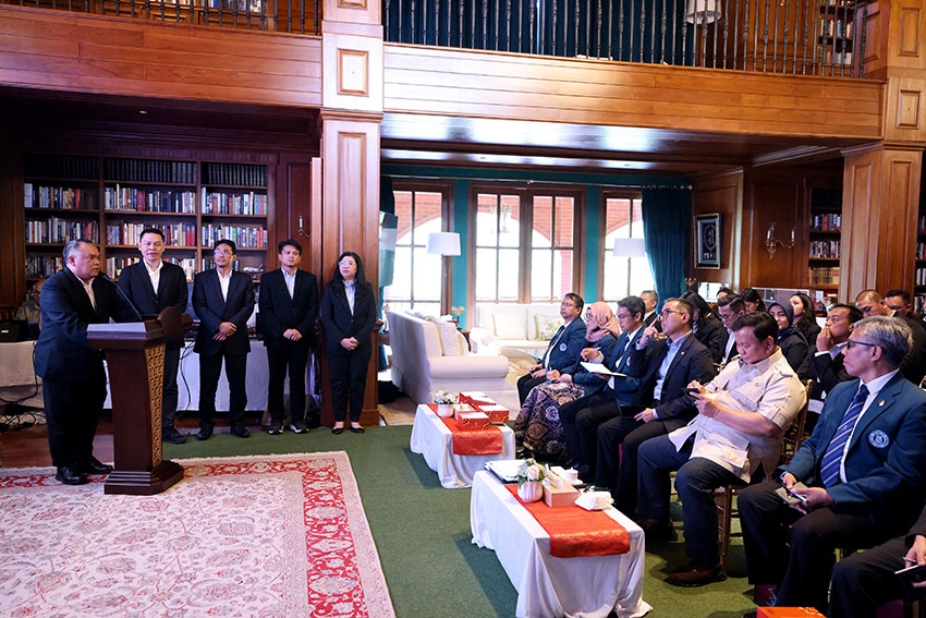 Presiden Prabowo menggelar pertemuan dengan 82 Profesional Muda, di Padepokan Garudayaksa, Hambalang, Bogor, Jawa Barat, Sabtu (26/7). [Tim Media Presiden]