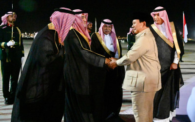 Presiden Prabowo Tiba di Jeddah, Disambut Pejabat Arab Saudi dan Diaspora Indonesia