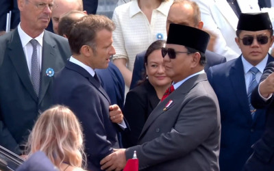 Hangatnya Bastille Day: Prabowo Disalami Macron, Duduk Berdampingan di Tribun Kehormatan