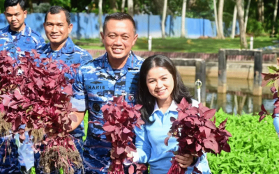 Lanud Roesmin Nurjadin Panen Sayur Bersama Warga