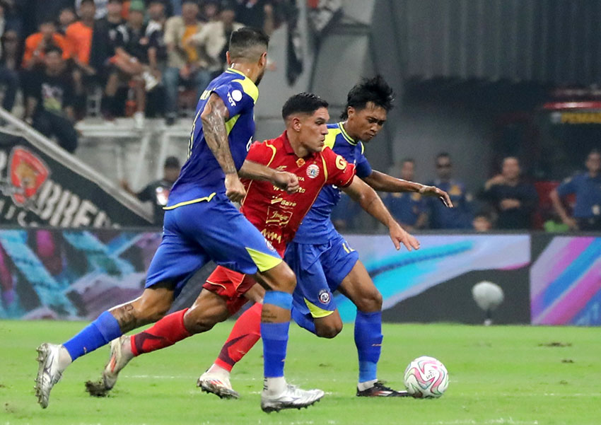 Laga uji coba Persija Jakarta vs Arema FC, di JIS, Jakarta, Sabtu (26/7). [astakom/M Syauqi Amrullah]