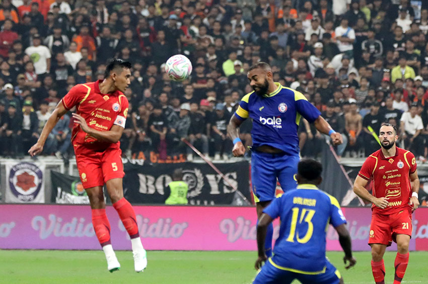 Laga uji coba Persija Jakarta vs Arema FC, di JIS, Jakarta, Sabtu (26/7). [astakom/M Syauqi Amrullah]