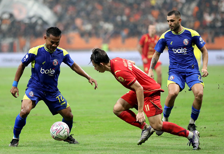 Laga uji coba Persija Jakarta vs Arema FC, di JIS, Jakarta, Sabtu (26/7). [astakom/M Syauqi Amrullah]