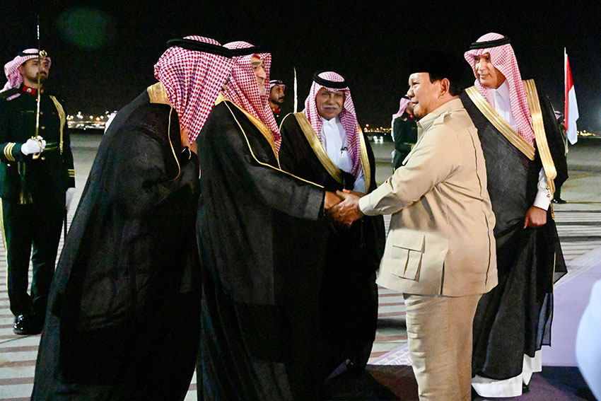 Presiden Prabowo tiba di Bandara Internasional King Abdul Aziz, Jeddah, Selasa (1/7). [Tim Medai Presiden]
