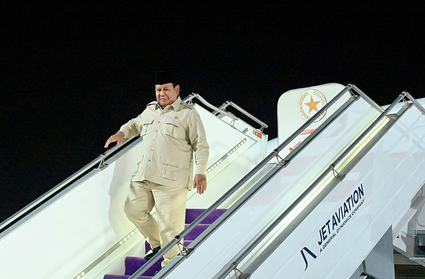 Presiden Prabowo tiba di Bandara Internasional King Abdul Aziz, Jeddah, Selasa (1/7). [Tim Medai Presiden]