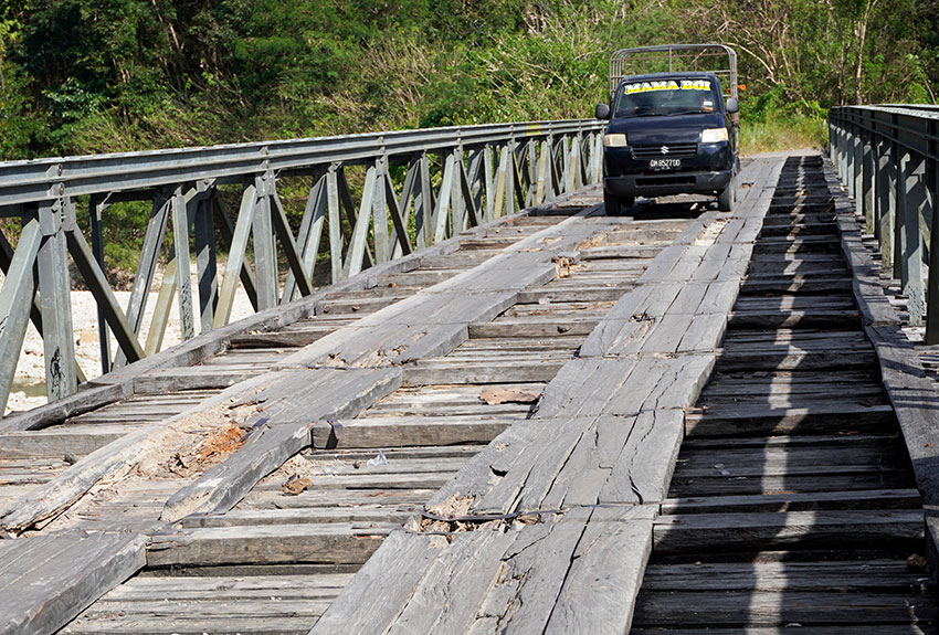 Warga melintas di Jembatan Kayu Neobunu, di Desa Oeekam, Kabupaten Timor Tengah Selatan, NTT, Jumat (25/7). [astakom/str-Axel Olivier]