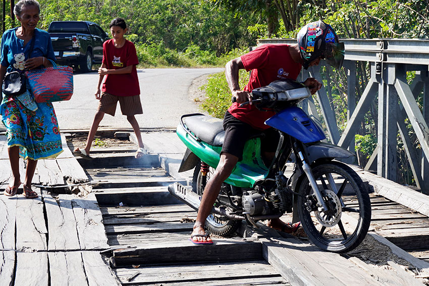 Warga melintas di Jembatan Kayu Neobunu, di Desa Oeekam, Kabupaten Timor Tengah Selatan, NTT, Jumat (25/7). [astakom/str-Axel Olivier]