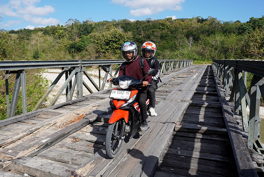 Warga melintas di Jembatan Kayu Neobunu, di Desa Oeekam, Kabupaten Timor Tengah Selatan, NTT, Jumat (25/7). [astakom/str-Axel Olivier]