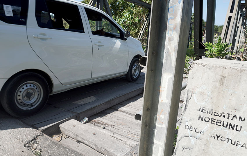 Warga melintas di Jembatan Kayu Neobunu, di Desa Oeekam, Kabupaten Timor Tengah Selatan, NTT, Jumat (25/7). [astakom/str-Axel Olivier]