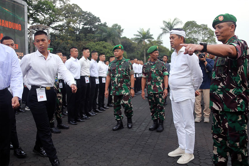 Acara pelepasan Catar Akademi TNI Tk. Panselinda Bandung dan Panselindasus SMAT Krida Nusantara, di Lapangan Makodam III/Siliwangi, Bandung, Jumat (4/7). [astakom/str-Budi Yanto]