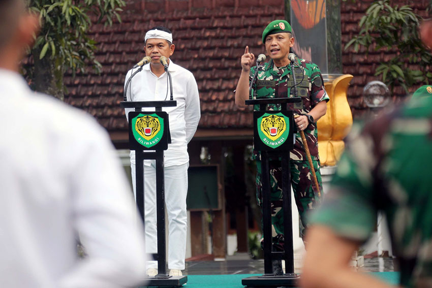 Acara pelepasan Catar Akademi TNI Tk. Panselinda Bandung dan Panselindasus SMAT Krida Nusantara, di Lapangan Makodam III/Siliwangi, Bandung, Jumat (4/7). [astakom/str-Budi Yanto]