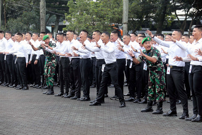 Acara pelepasan Catar Akademi TNI Tk. Panselinda Bandung dan Panselindasus SMAT Krida Nusantara, di Lapangan Makodam III/Siliwangi, Bandung, Jumat (4/7). [astakom/str-Budi Yanto]