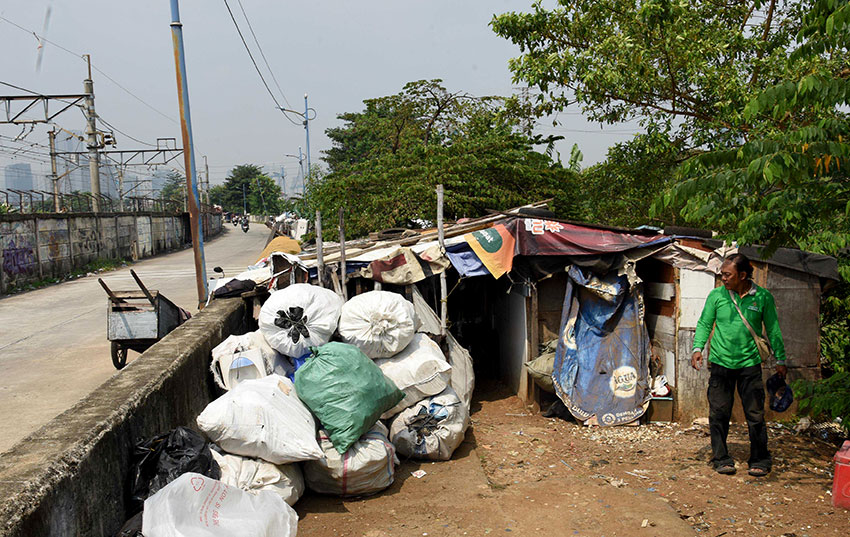 Aktivitas warga, di bantaran Kali Ciliwung, Tanah Abang, Jakarta, Sabtu (26/7). [astakom/str-Antasena]