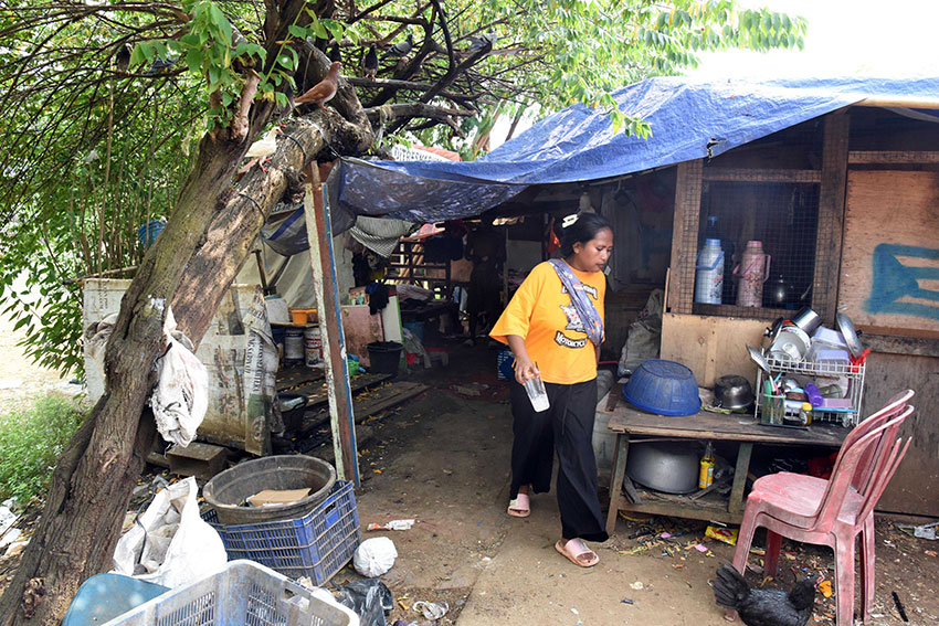 Aktivitas warga, di bantaran Kali Ciliwung, Tanah Abang, Jakarta, Sabtu (26/7). [astakom/str-Antasena]